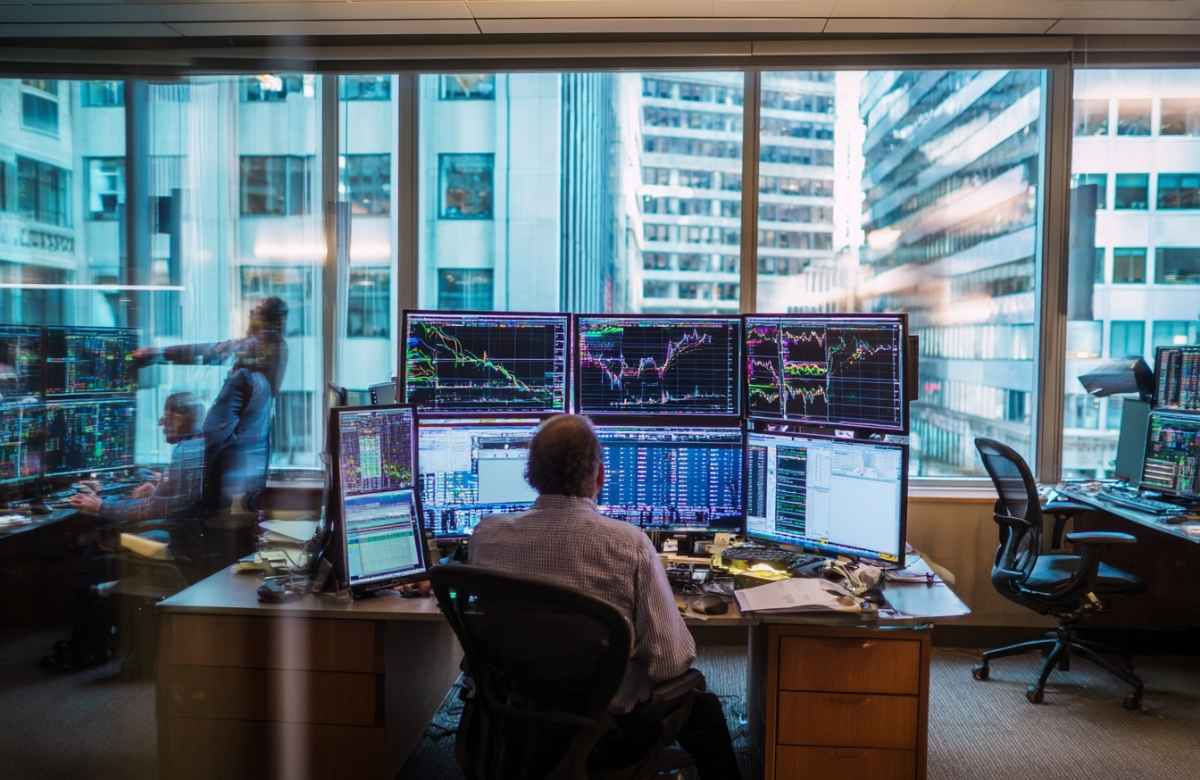 Salle de trading surveillant les marchés or Bitcoin Fed